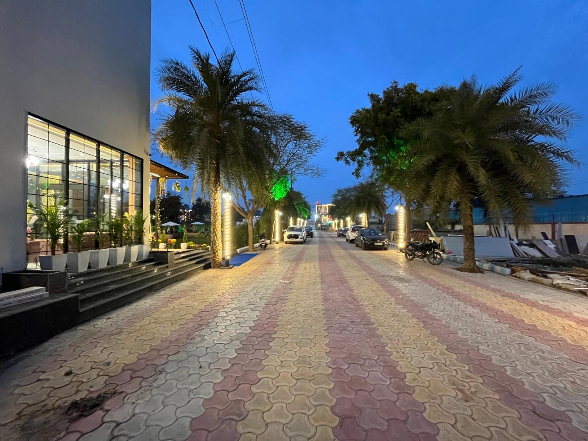 Hotel Three Seasons Vrindāvan Dış mekan fotoğraf
