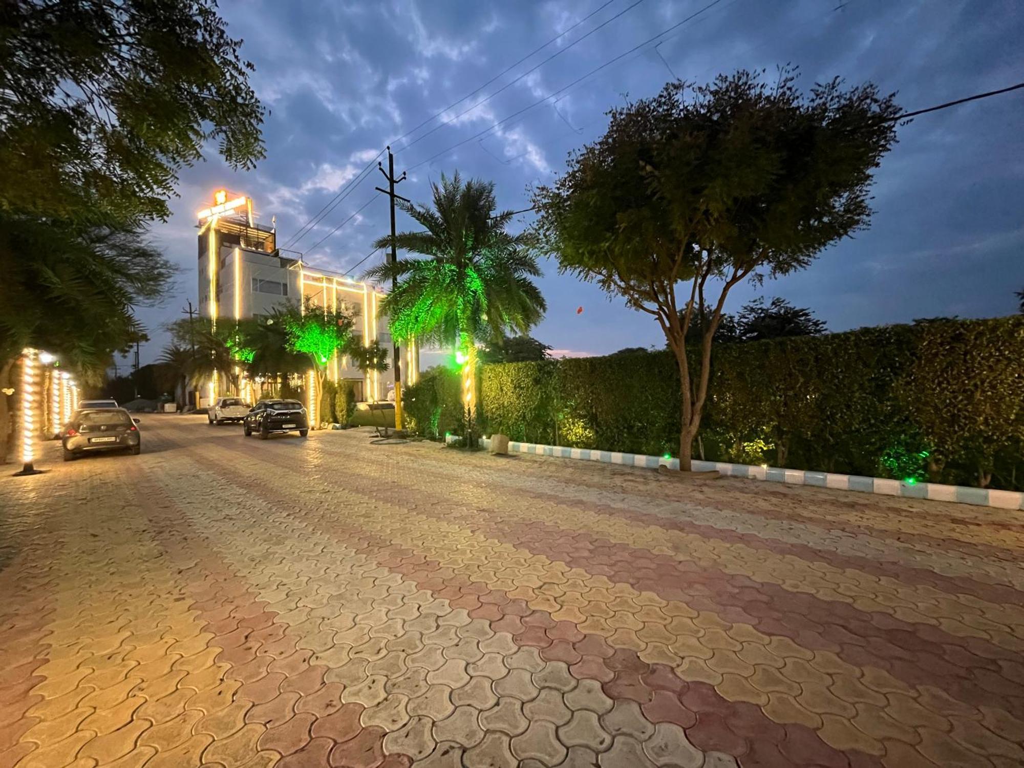 Hotel Three Seasons Vrindāvan Dış mekan fotoğraf