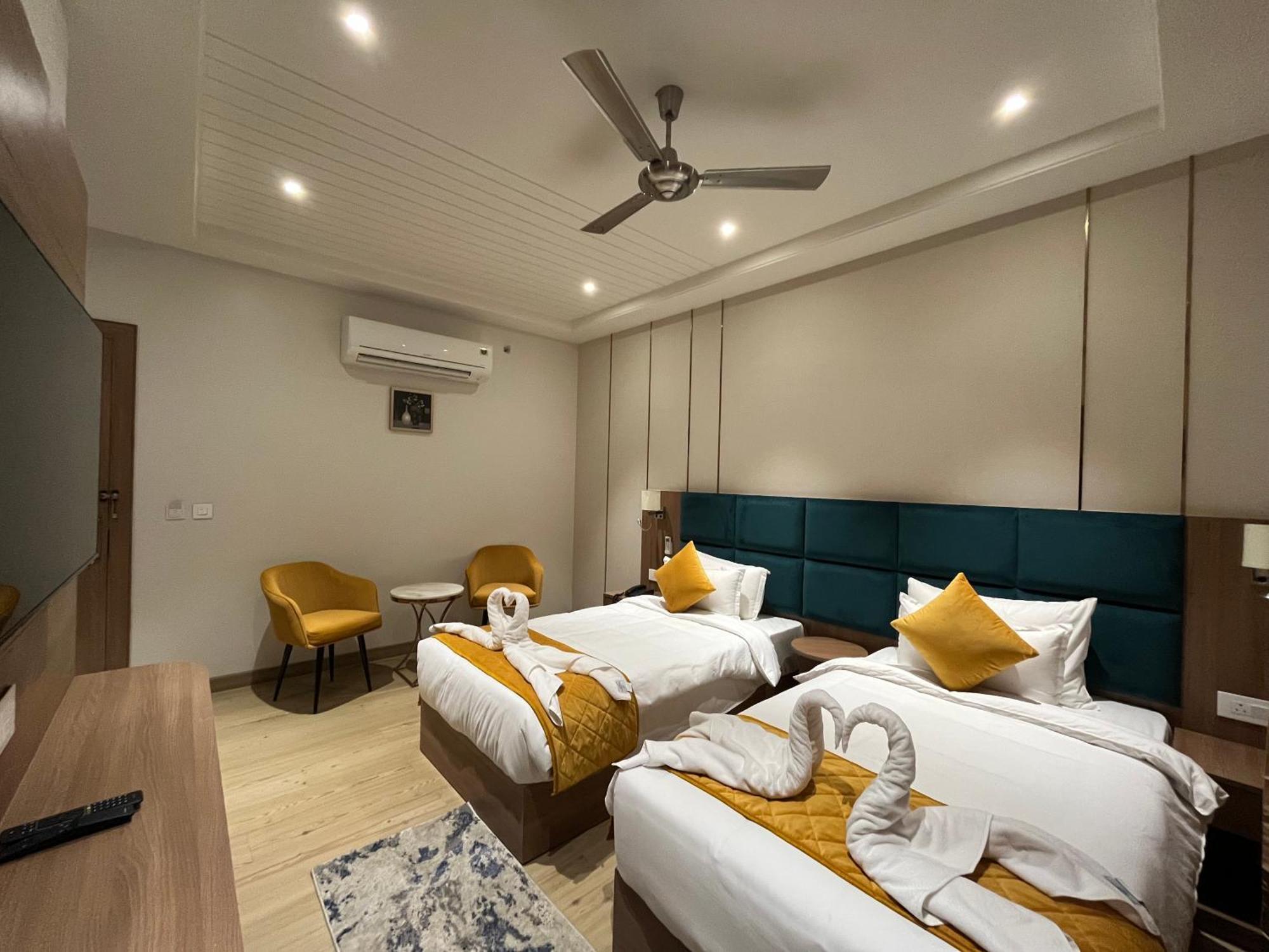 Hotel Three Seasons Vrindāvan Dış mekan fotoğraf