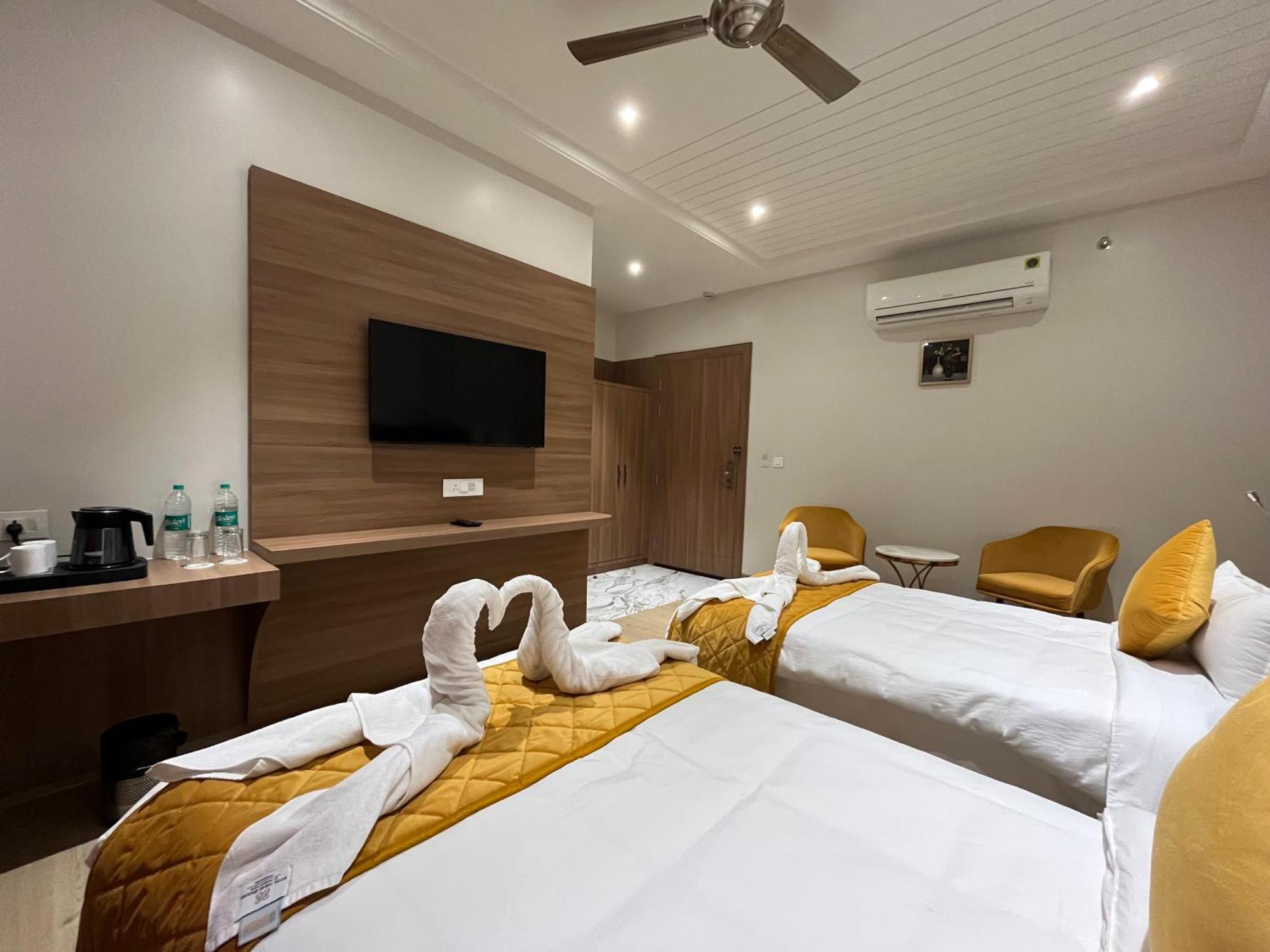 Hotel Three Seasons Vrindāvan Dış mekan fotoğraf