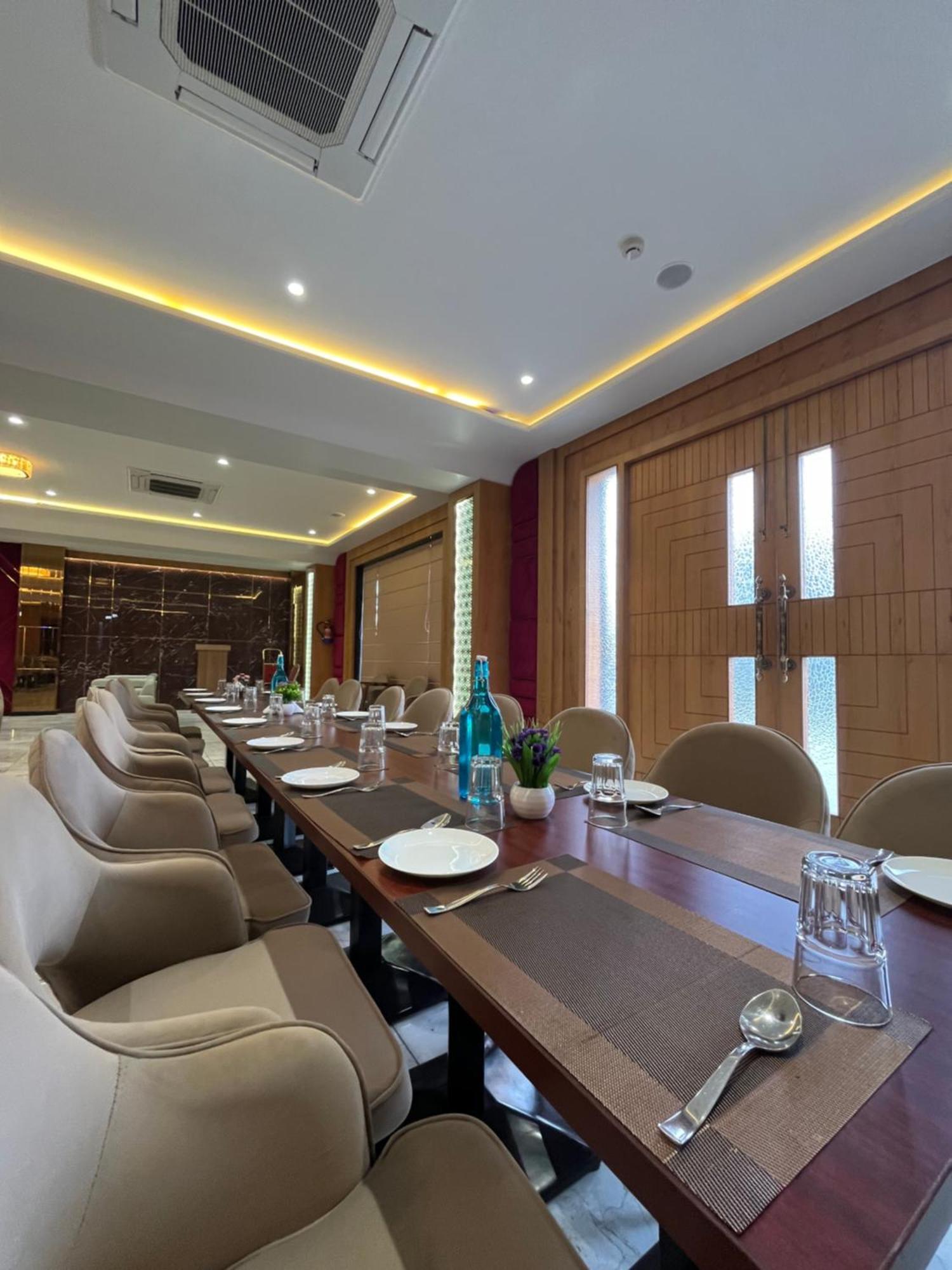 Hotel Three Seasons Vrindāvan Dış mekan fotoğraf