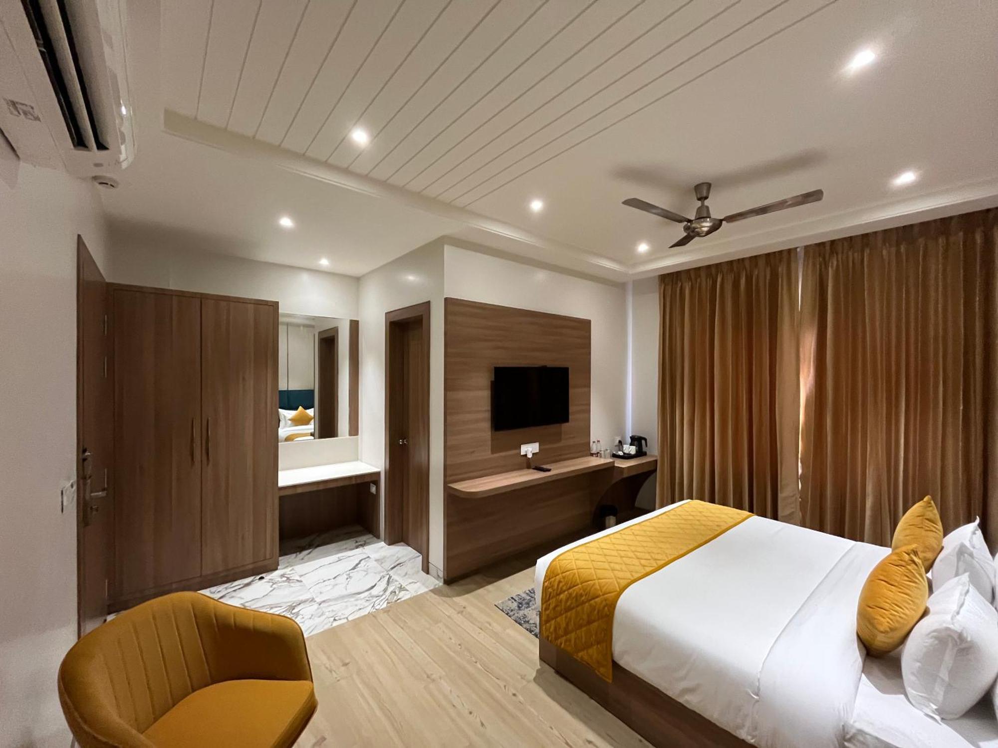 Hotel Three Seasons Vrindāvan Dış mekan fotoğraf