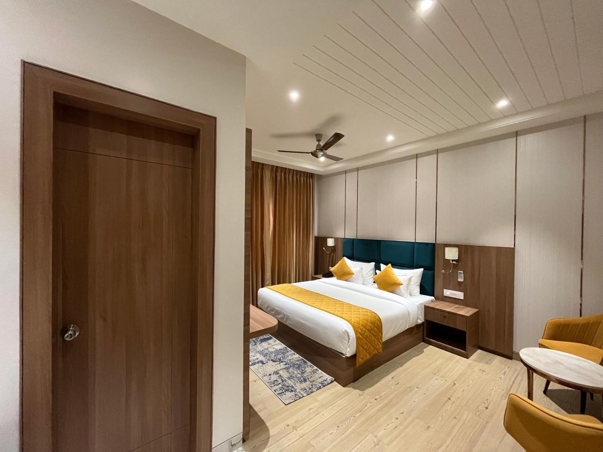 Hotel Three Seasons Vrindāvan Dış mekan fotoğraf