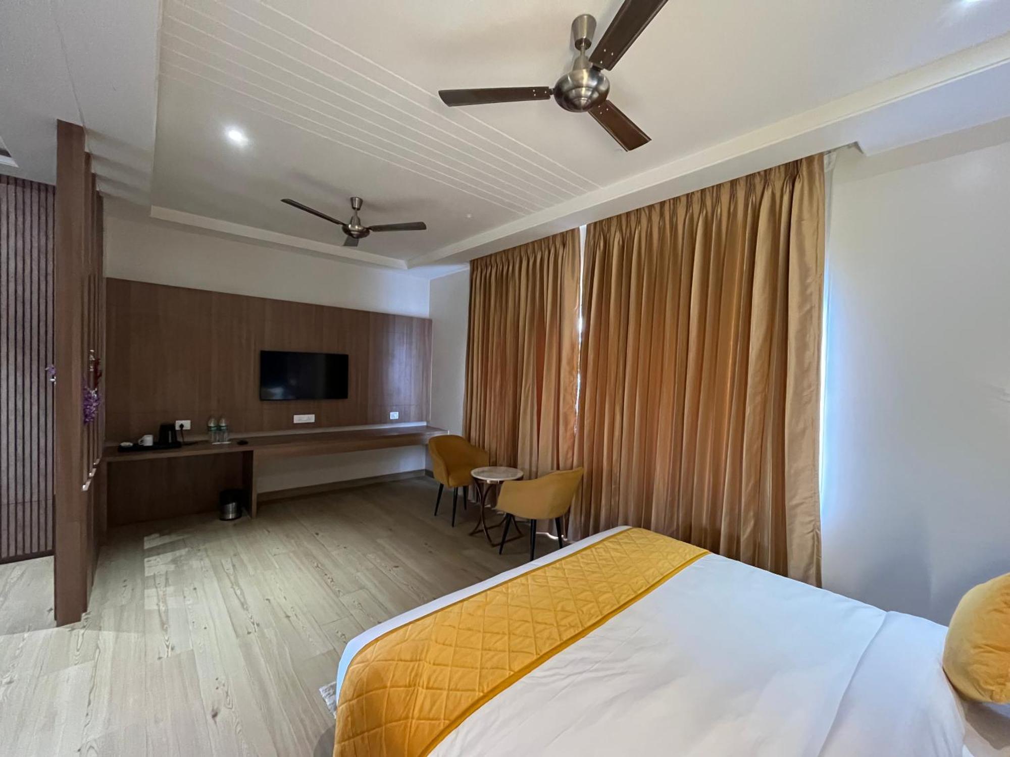 Hotel Three Seasons Vrindāvan Dış mekan fotoğraf